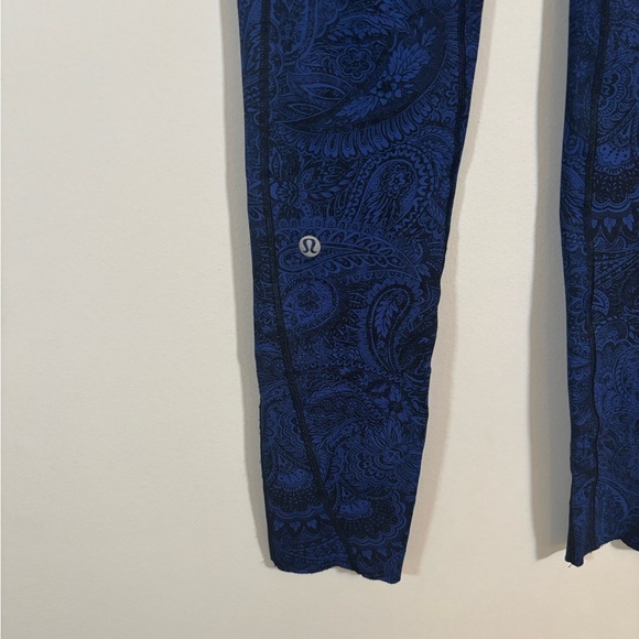 Lululemon Blue Paisley Print Wunder Under 7/8 Leggings Size 4 - Picture 5 of 12